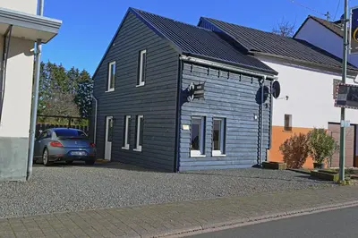 Das Gebäude in dem sich das Ferienhaus befindet