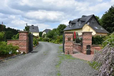 Das Gebäude in dem sich das Ferienhaus befindet