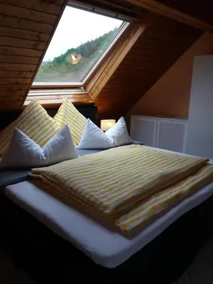 Ein Bett oder Betten in einem Zimmer der Unterkunft Altes Fachwerkhaus Mutter Mosel