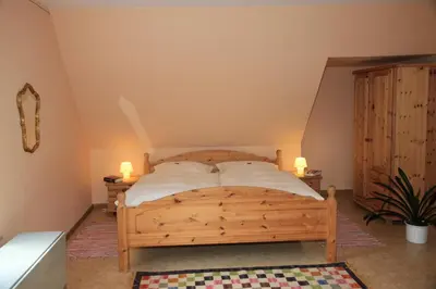 Ein Bett oder Betten in einem Zimmer der Unterkunft Ferienweingut SerwaziWein
