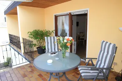 Ein Balkon oder eine Terrasse in der Unterkunft Ferienweingut SerwaziWein
