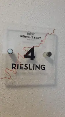 Ein Zertifikat, Auszeichnung, Logo oder anderes Dokument, das in der Unterkunft Weinhaus Fries ausgestellt ist