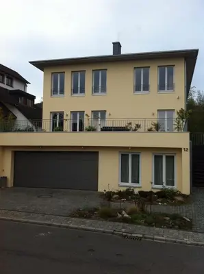 Das Gebäude in dem sich die Villa befindet
