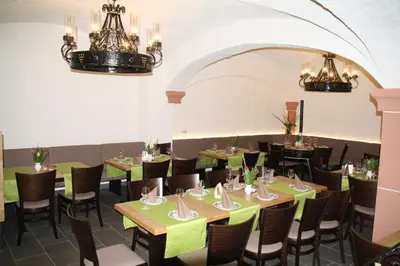 Ein Restaurant oder anderes Speiselokal in der Unterkunft Weingut Gästehaus Derkum
