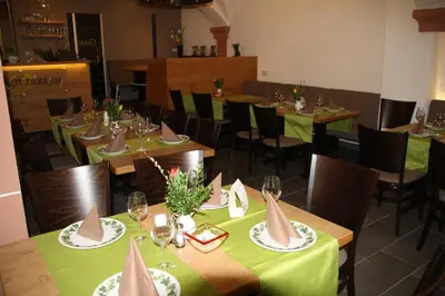 Ein Restaurant oder anderes Speiselokal in der Unterkunft Weingut Gästehaus Derkum
