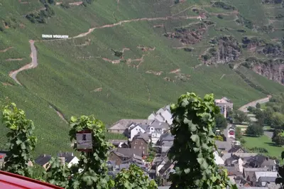 Ein allgemeiner Bergblick oder ein Berglick von des Gasthauses aus