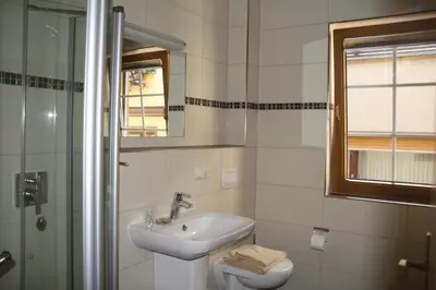 Ein Badezimmer in der Unterkunft Weingut Gästehaus Derkum