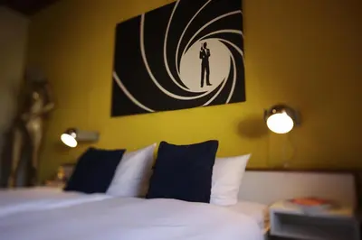 Ein Bett oder Betten in einem Zimmer der Unterkunft EIFELkrimihotel