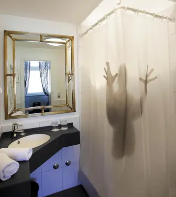 Ein Badezimmer in der Unterkunft EIFELkrimihotel