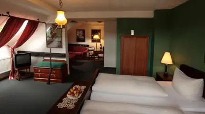 Ein Bett oder Betten in einem Zimmer der Unterkunft EIFELkrimihotel