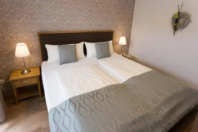 Ein Bett oder Betten in einem Zimmer der Unterkunft Hotel Restaurant Sonnenlay