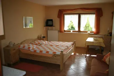 Ein Bett oder Betten in einem Zimmer der Unterkunft Weingut Hirschen Enkircherweg