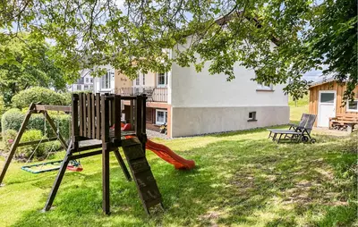 Ein Kinderspielbereich in der Unterkunft 3 Bedroom Amazing Home In Fleringen