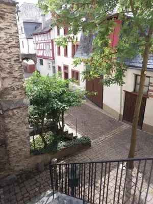 Das Gebäude in dem sich das Ferienhaus befindet