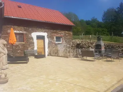 Das Gebäude in dem sich das Ferienhaus befindet