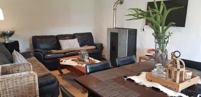 Ein Sitzbereich in der Unterkunft Waldhaus Nearby Nürburgring