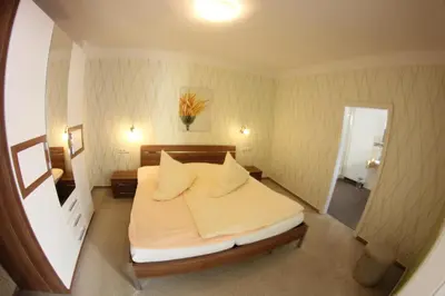 Ein Bett oder Betten in einem Zimmer der Unterkunft Weinstube byCASTORs