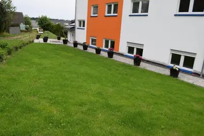 Ein Garten an der Unterkunft hunsruecker-fewo - Die Erlebnishütte - 2 Ferienwohnungen im Hunsrück in Unzenberg
