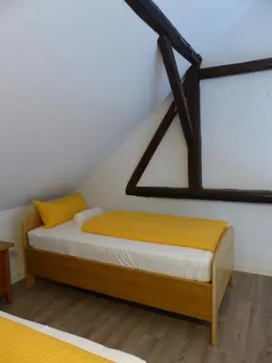 Ein Bett oder Betten in einem Zimmer der Unterkunft Ehemaliges Schusterhaus mit Dachterrasse - Ferienhaus