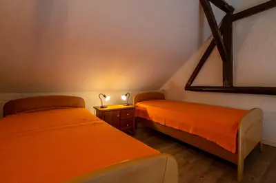 Ein Bett oder Betten in einem Zimmer der Unterkunft Ehemaliges Schusterhaus mit Dachterrasse - Ferienhaus