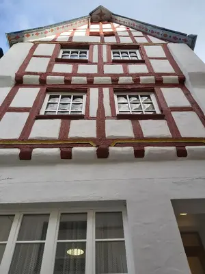 Das Gebäude in dem sich das Ferienhaus befindet