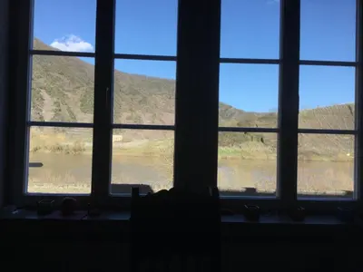 Ein allgemeiner Bergblick oder ein Berglick von des Ferienhauses aus