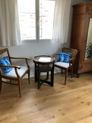 Ein Sitzbereich in der Unterkunft Storchenhaus Bremm