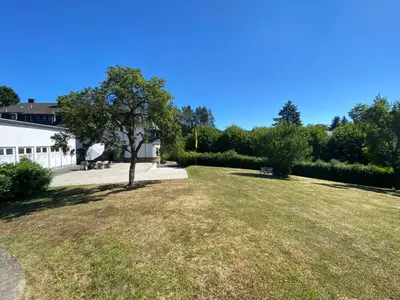 Ein Garten an der Unterkunft Nürburgring Ferienhaus m. Parkplatz - Klima - Garten und viel Platz