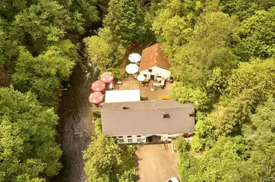 Das Gebäude in dem sich das Ferienhaus befindet