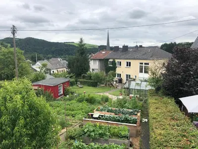 Ein Garten an der Unterkunft Ferienwohnung EifelMittendrin