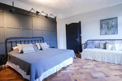 Ein Bett oder Betten in einem Zimmer der Unterkunft Alte Schule Gästehaus - The principal's rooms Appartment