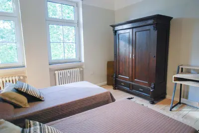 Ein Bett oder Betten in einem Zimmer der Unterkunft Alte Schule Gästehaus - The principal's rooms Appartment