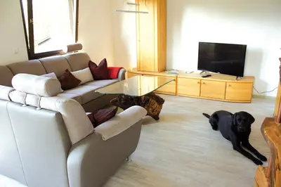Ein Sitzbereich in der Unterkunft Wolfs Ferienhaus - Natürlich Eifel