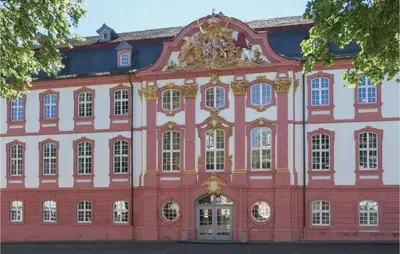 Das Gebäude in dem sich das Ferienhaus befindet