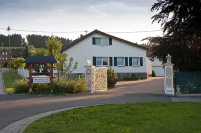 Das Gebäude in dem sich das Ferienhaus befindet