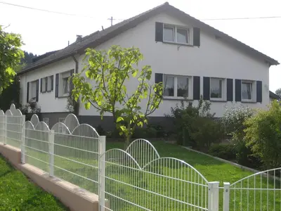 Das Gebäude in dem sich das Ferienhaus befindet