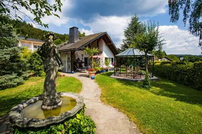 Ein Garten an der Unterkunft Schwallenberg 2