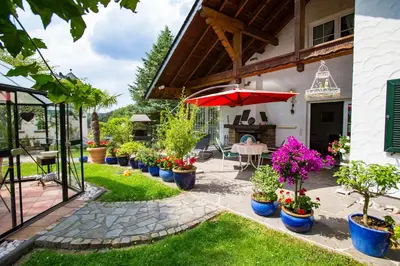 Ein Garten an der Unterkunft Schwallenberg 2