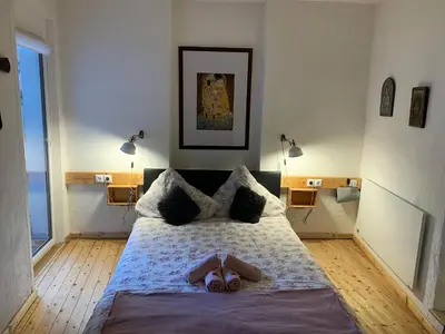 Ein Bett oder Betten in einem Zimmer der Unterkunft Mosel - Uerzig - Das Marienkaeferhaus