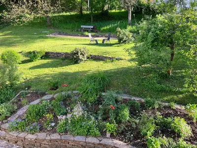 Ein Garten an der Unterkunft Am alten Apfelbaum - Fewo 2