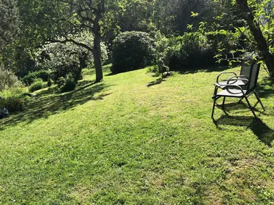 Ein Garten an der Unterkunft Am alten Apfelbaum - Fewo 2