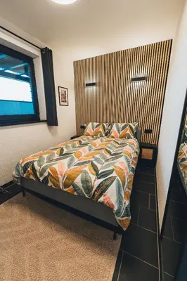 Ein Bett oder Betten in einem Zimmer der Unterkunft Hunsrück Valley View Apartment with Cedar SAUNA