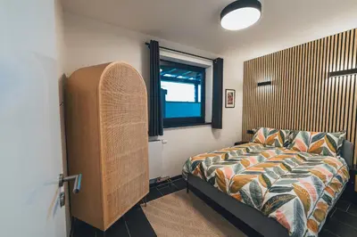 Ein Bett oder Betten in einem Zimmer der Unterkunft Hunsrück Valley View Apartment with Cedar SAUNA
