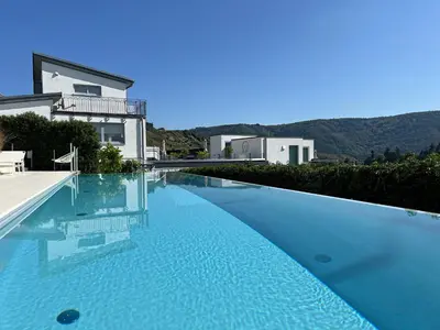 Der Swimmingpool an oder in der Nähe von Weingut-Aparthotel Olinger