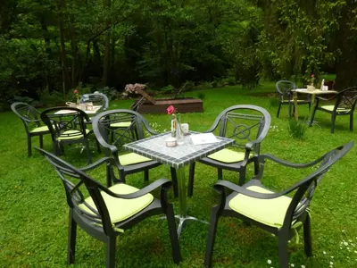Ein Garten an der Unterkunft Wald Villa Üssbach