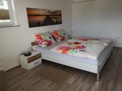 Ein Bett oder Betten in einem Zimmer der Unterkunft Ferienwohnung Zur Waldkapelle