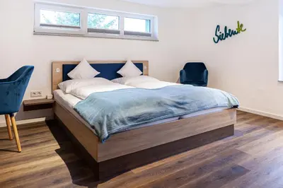 Ein Bett oder Betten in einem Zimmer der Unterkunft Siebente - Gästezimmer Gans im Grünen