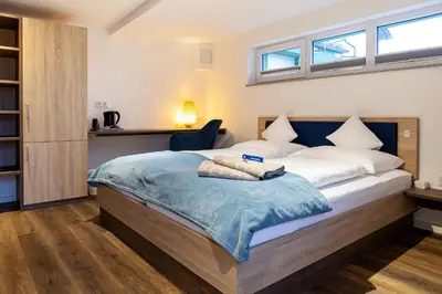 Ein Bett oder Betten in einem Zimmer der Unterkunft Siebente - Gästezimmer Gans im Grünen