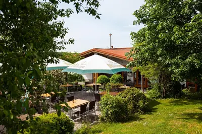 Ein Garten an der Unterkunft Siebente - Gästezimmer Gans im Grünen