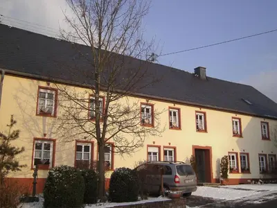 Das Gebäude in dem sich das Ferienhaus befindet